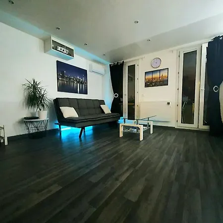 Cosy A 30 M² Avec Terrasse アパート *
